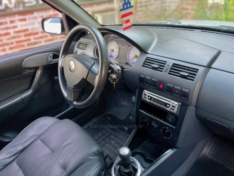 VOLKSWAGEN - SAVEIRO - 2005/2005 - Branca - R$ 25.900,00