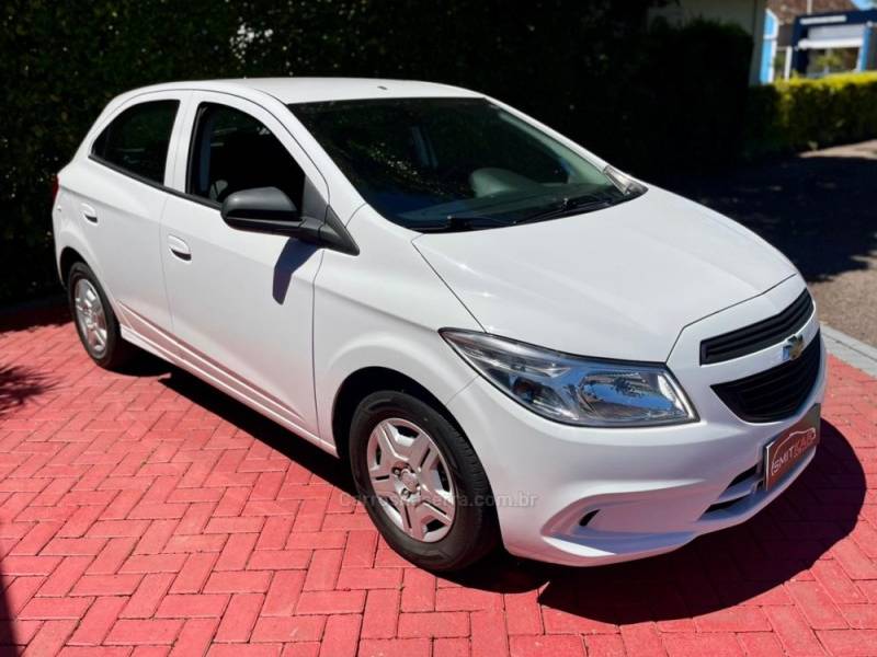 CHEVROLET - ONIX - 2017/2017 - Branca - R$ 48.900,00