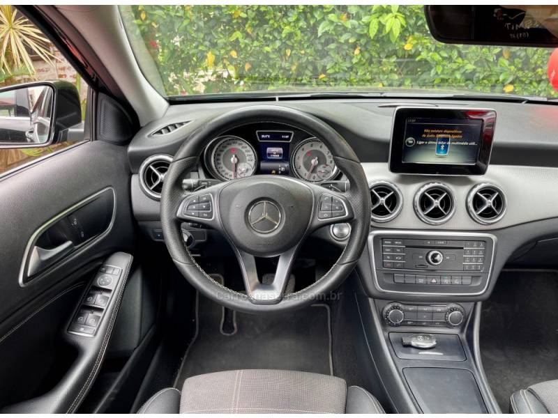 MERCEDES-BENZ - GLA 200 - 2017/2017 - Preta - R$ 115.900,00