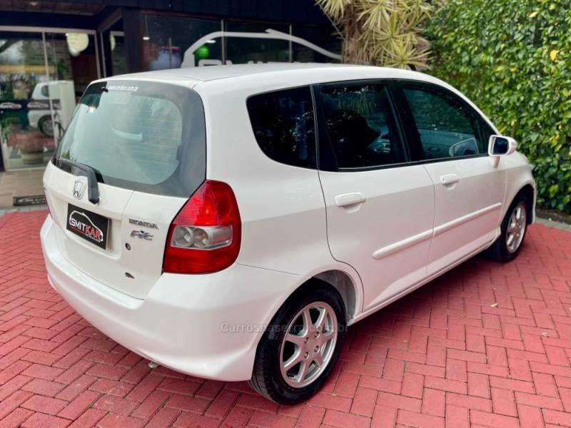 HONDA - FIT - 2006/2007 - Branca - R$ 39.900,00