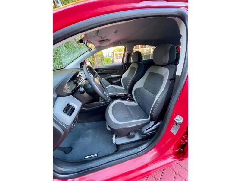 CHEVROLET - ONIX - 2014/2015 - Vermelha - R$ 46.900,00