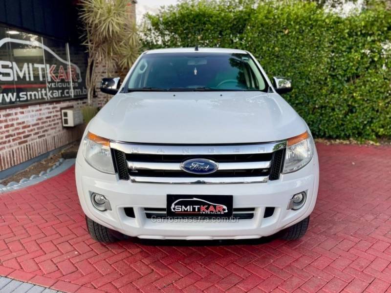 FORD - RANGER - 2013/2014 - Branca - R$ 105.900,00