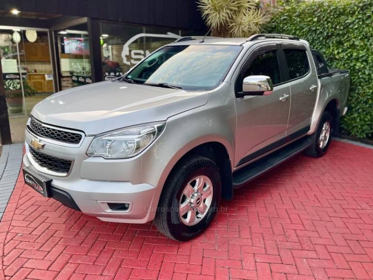CHEVROLET - S10 - 2014/2014 - Prata - R$ 105.000,00