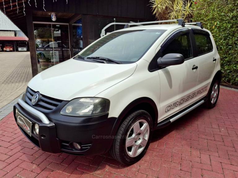 VOLKSWAGEN - CROSSFOX - 2005/2006 - Branca - R$ 33.900,00